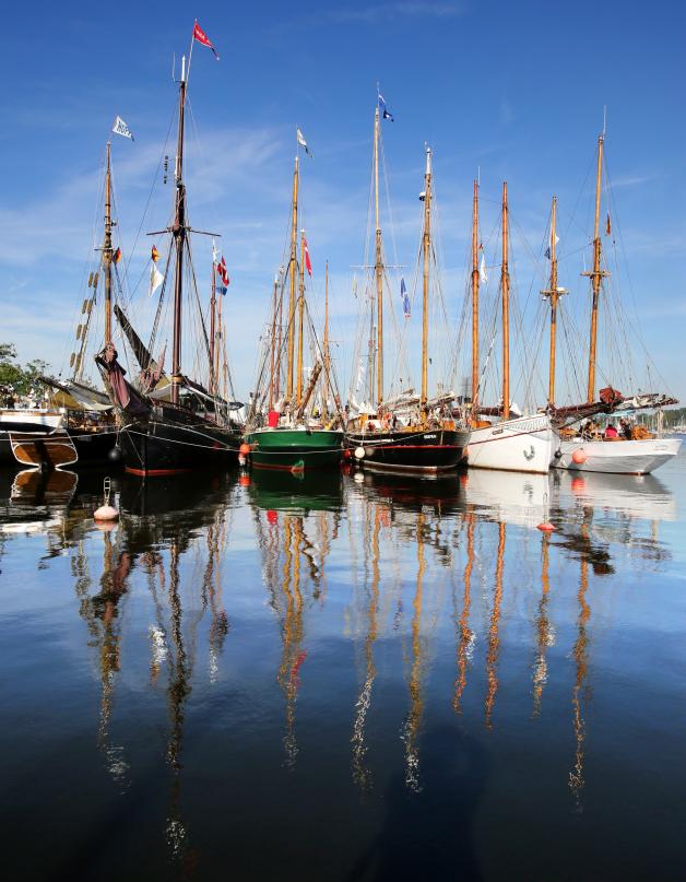 Am Eröffnungstag der 25. Hanse Sail in Rostock (Mecklenburg-Vorpommern) am 06.08.2015 liegen die teilnehmenden Traditions- und Museumsschiffe im Stadthafen für erste Ausfahrten bereit. Mit gemeldeten 240 Schiffe aus 16 Ländern peilt die Sail einen neuen Teilnehmerrekord an. 