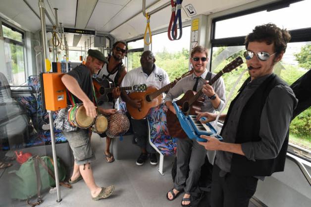 Mit Musik zum Fest: Die Bands „SattaTree“ und „Fish.Kopp“ (r.) stimmten die Fahrgäste in der Straßenbahn auf das Festival ein. Mit Musik zum Fest: Die Bands „SattaTree“ und „Fish.Kopp“ (r.) stimmten die Fahrgäste in der Straßenbahn auf das Festival ein.