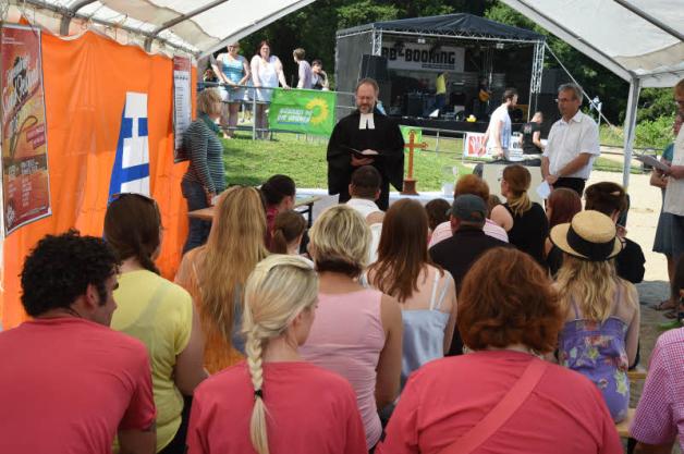 Gedenkgottesdienst: Pastor Roland von Engelhardt erinnerte an die kürzlich am Zippendorfer Strand ertrunkene vierjährige Marie Celine. Gedenkgottesdienst: Pastor Roland von Engelhardt erinnerte an die kürzlich am Zippendorfer Strand ertrunkene vierjährige Marie Celine.