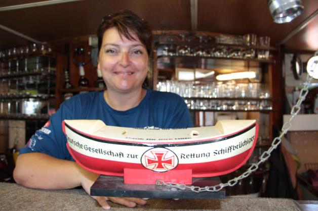 Manja Pyritz mit Sammelschiff der Seenotretter: „Die Spenden sind für alle Schiffe in Not wichtig.“