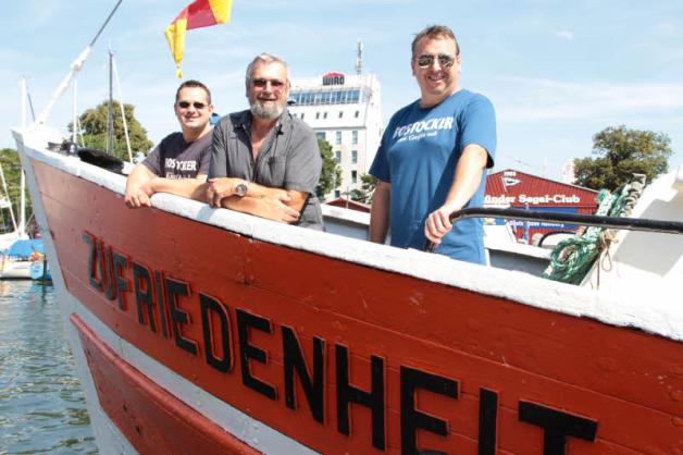 Die Crew: Student Sebastian Köhling (v. l.), Kutterführer Olaf Pyritz und Thomas Herprich