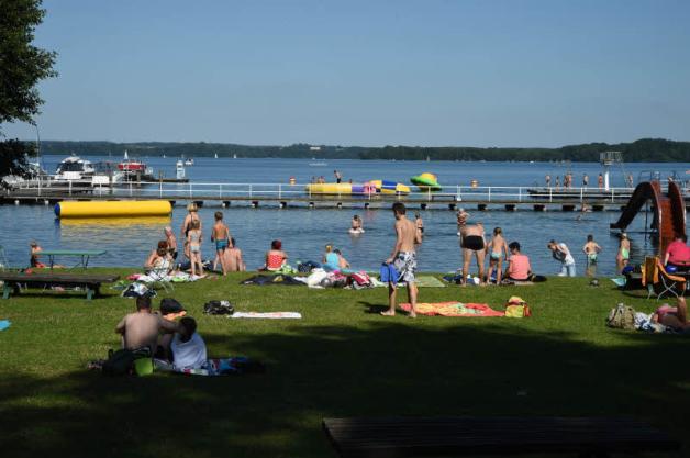 Gut was los: An Sommertagen sind etwa 300 Badegäste täglich im Freibad.
