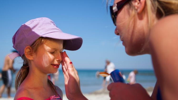 Beim Sonnenbaden sollte die Haut geschützt werden - nicht nur bei Kindern.
