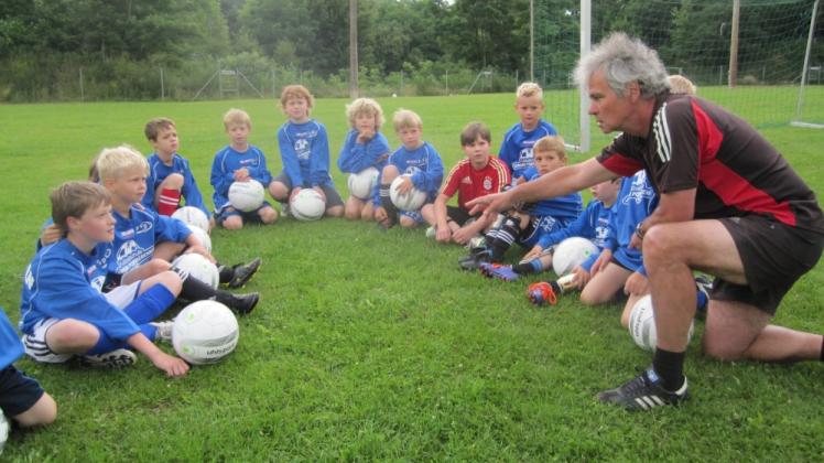 Der Ex-DDR-Nationalspieler Jürgen Pommerenke macht den Traum möglich: mit seiner Fußballschule trainiert er die jungen Kicker. Der Ex-DDR-Nationalspieler Jürgen Pommerenke macht den Traum möglich: mit seiner Fußballschule trainiert er die jungen Kicker.