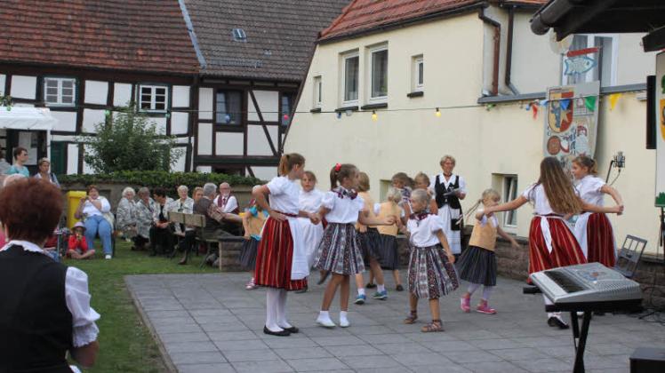 Die Tanzkinder des Heimatvereins während ihres Auftritts. Hinten rechts: Heidi Barz. Fotos: Traudel Leske