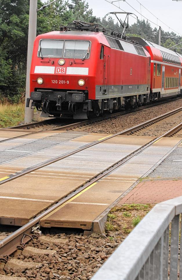 Der Hanse-Express steht vorm Bahnübergang.