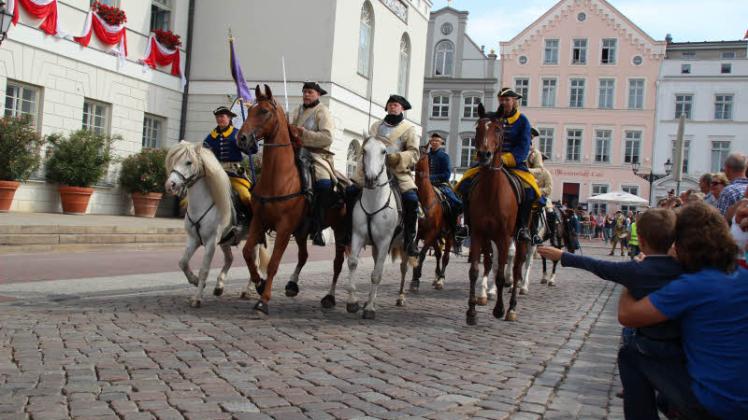 Erstmals können sich Besucher des diesjährigen Schwedenfests in das Leben des historischen Heerlagers integrieren und sich zu Rekruten ausbilden oder mit seiner Familie in historischen Gewändern fotografieren lassen. 