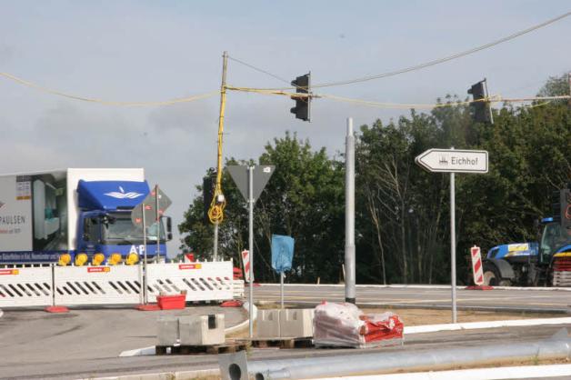 Der Zubringer Richtung Autobahn ist schon fast fertig, der Wegweiser zum Gewerbepark steht bereits. Der Zubringer Richtung Autobahn ist schon fast fertig, der Wegweiser zum Gewerbepark steht bereits.