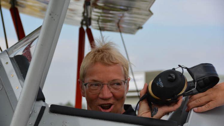 Zerzaust, aber begeistert: Ministerin Anke Spoorendonk nutzt die Chance zu einem Flug in der Focke-Wulf „Stieglitz“. 
