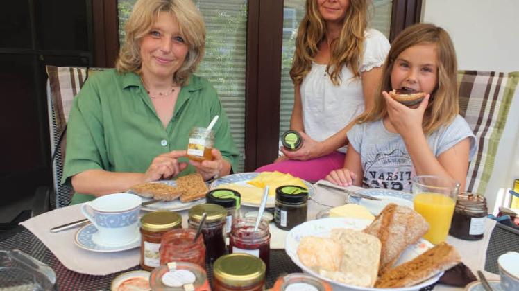 Ines Knoop-Hille (l.) und Susanne Braun-Speck haben alle angebotenen Produkte aus der Region getestet. Minoka Braun-Speck beißt genüsslich in die Semmel. 