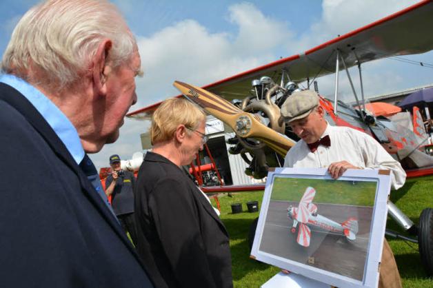 Pilot Claus Cordes überreicht Anke Spoorendonk ein Erinnerungsfoto. Gerd Allerdissen (im Vordergrund) schaut zu. Pilot Claus Cordes überreicht Anke Spoorendonk ein Erinnerungsfoto. Gerd Allerdissen (im Vordergrund) schaut zu.