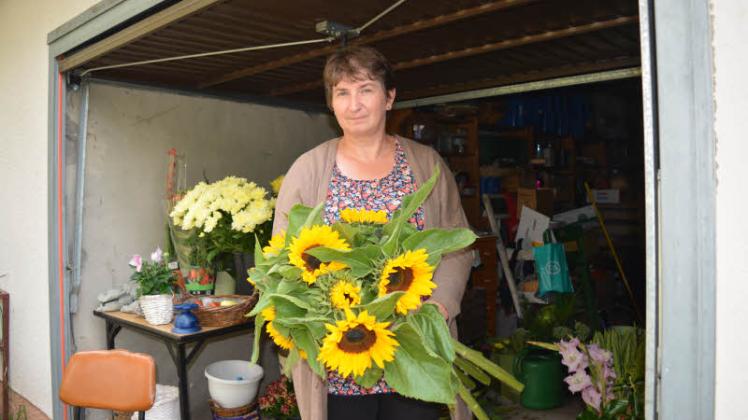 Aus einer Garage heraus verkauft Marita Much Blumen. Aus einer Garage heraus verkauft Marita Much Blumen.