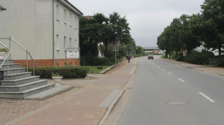 In der Bad Kleiner Hauptstraße (Foto) und weiter in der Viechelner Chaussee müssen 56 neue Hausanschlüsse ersetzt werden.