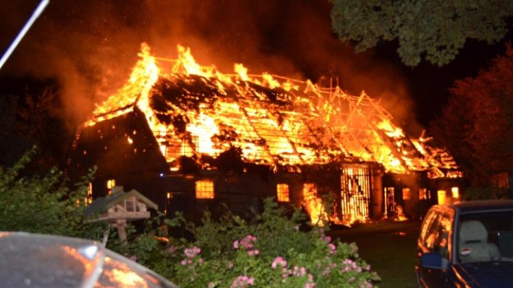 Die 240 Quadratmeter große Scheune auf dem Forsthof der Lohmeyers ist komplett abgebrannt. Die Polizei ermittelt wegen vorsätzlicher Brandstiftung.  