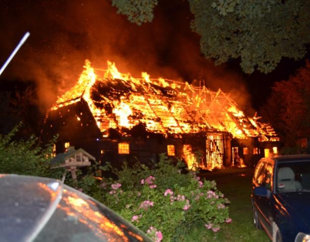 Die 240 Quadratmeter große Scheune auf dem Forsthof der Lohmeyers ist komplett abgebrannt. Die Polizei ermittelt wegen vorsätzlicher Brandstiftung. Die 240 Quadratmeter große Scheune auf dem Forsthof der Lohmeyers ist komplett abgebrannt. Die Polizei ermittelt wegen vorsätzlicher Brandstiftung.