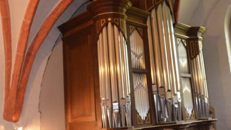 Die Tour endete an der zweiten Dom-Orgel in der Winterkirche. Sie hat Pauken, die unter der Decke angebracht sind.