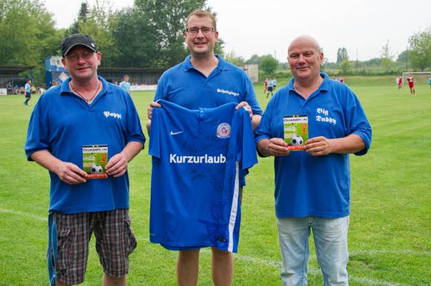 Torsten Poppe, Marko Schultz und Andreas Rahn (v.l.) präsentieren das Originalshirt mit allen Unterschriften sowie Freikarten, die am Sonnabend verlost wurden. Torsten Poppe, Marko Schultz und Andreas Rahn (v.l.) präsentieren das Originalshirt mit allen Unterschriften sowie Freikarten, die am Sonnabend verlost wurden.