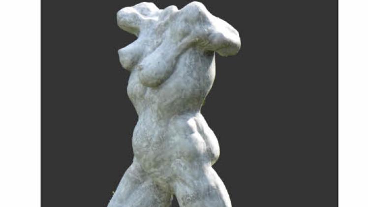 Skulptur „Kopflos davon laufen, keine Füße mehr spüren, die Brust aufgerissen vom Schmerz” von Regina Zacharski.