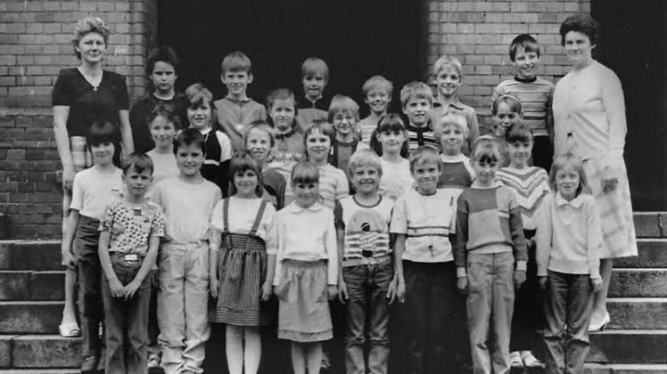Lang, lang ist es her: Aufnahme einer zweiten Klasse an der Goetheschule. Diese Kinder wurden ein Jahr zuvor 1985 eingeschult. Wer Angehörige auf dem Foto erkennt, möge diese bitte von dem Klassentreffen am 26. September informieren. Lang, lang ist es her: Aufnahme einer zweiten Klasse an der Goetheschule. Diese Kinder wurden ein Jahr zuvor 1985 eingeschult. Wer Angehörige auf dem Foto erkennt, möge diese bitte von dem Klassentreffen am 26. September informieren.