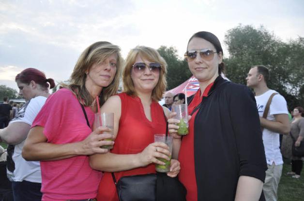 Kühlen sich bei schwüler Hitze mit Drinks ab: Angela, Marie und Hendrikje. Fotos: jwen