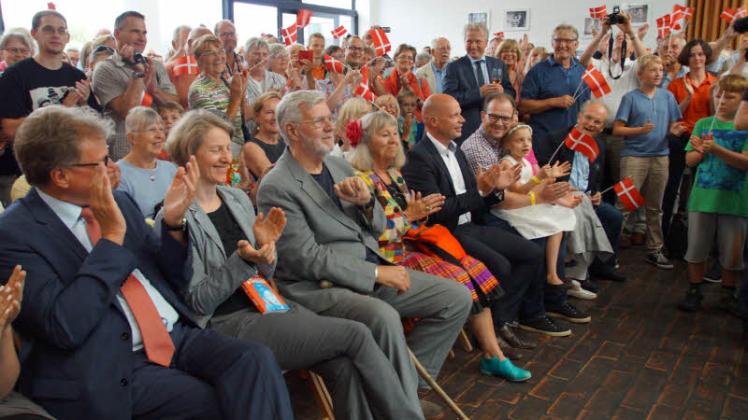Die Rostocker begrüßen Benny-Darsteller Morten Grunwald (dritter v. l.) mit viel Applaus und dänischen Fahnen.