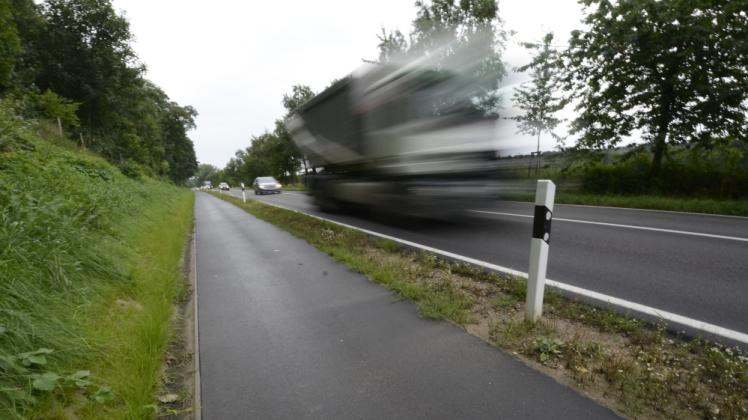 Sicherheit geht vor am Holdorfer Wäldchen: Da der neue Radweg dicht an der Bundesstraße verläuft gilt dort die Geschwindigkeitsbegrenzung von 70 km/h.