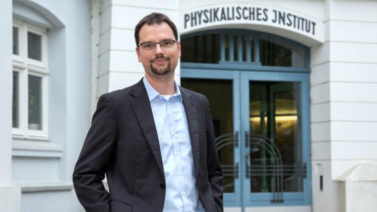 Prof. Dr. Thomas Fennel vor dem alten Institut für Physik: „Auf diesem Forschungsgebiet ist Rostock ganz vorn mit dabei.“