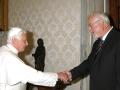 Von Angesicht zu Angesicht: Papst Benedikt XVI. begrüßt Peter Harry Carstensen in Rom. Foto: dpa