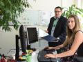 An ihrem Arbeitsplatz im Büro: Katia Kyriati. Betriebsleiter Carsten Malschofsky ist sehr zufrieden mit der neuen Auszubildenden und würde gern mehr Zuwanderern eine Job-Chance geben.  