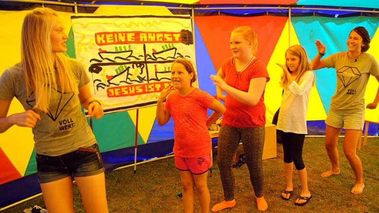 Proben im Zirkuszelt den „I love Jesus“-Tanz: Viktoria und Michelle Wenzel, Lucy Ott, Josephine Albrecht und Aileen Rieker (von links).  