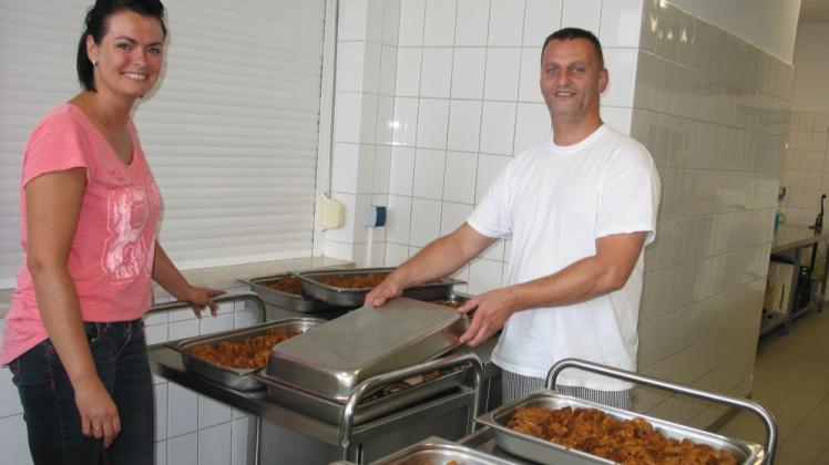 Die Leiterin des Mahlzeitendienstes Susanne Fellendorf und Küchenleiter Matthias Pätzel freuen sich auf den Start des Kantinenbetriebes in der kommenden Woche.