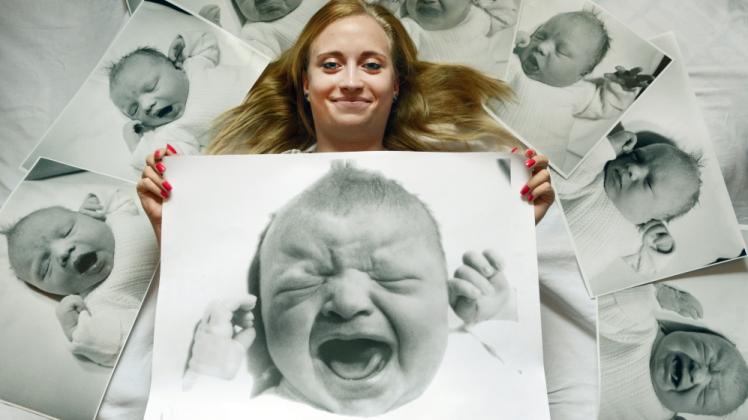 Sarah Klier, die als letztes DDR-Baby weltbekannt wurde, inmitten ihrer Babyfotos