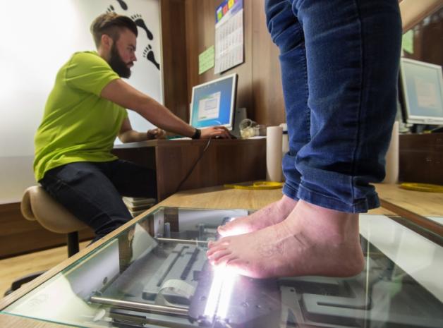 Der erste Schritt zum orthopädischen Schuh: Damiano Schilardi vermisst den Fuß der Kundin.