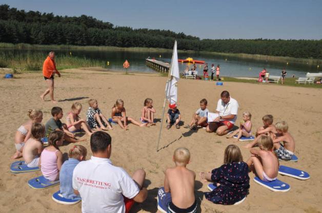 Erleichtert und glücklich: Am Ende des letzten Tages ihres einwöchigen Schwimmkurse bekommen acht Kinder ihr Seepferdchen. Erleichtert und glücklich: Am Ende des letzten Tages ihres einwöchigen Schwimmkurse bekommen acht Kinder ihr Seepferdchen.