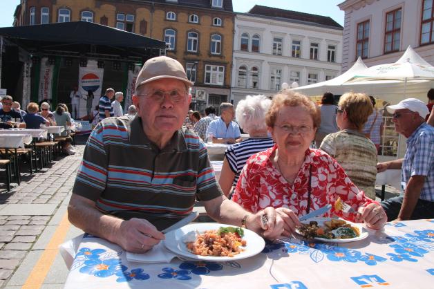 Günter und Erika Burmeister ließen es sich auf dem Güstrower Markt schmecken. Während er einen „Liebesteller“ probierte, nahm sie ein Nackensteak mit Kartoffelspalten.