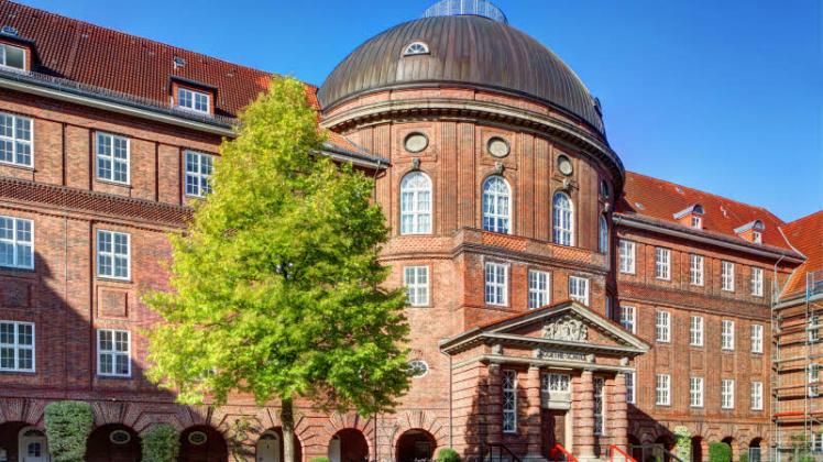 Die Goethe-Schule wirkt mit dem stadtbildprägenden Kuppelbau der Aula wie ein barockes Stadtschloss.  