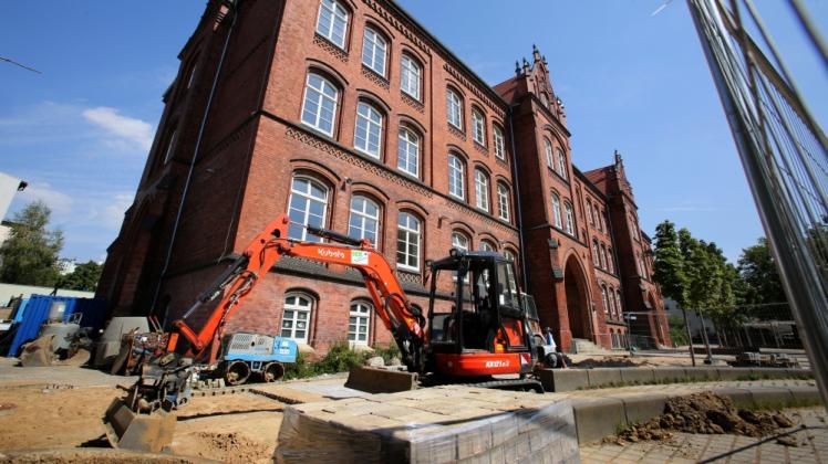 Vor der St.-Georg-Grundschule in Rostock werden die Außenanlagen neu gestaltet. Viele Kommunen nutzen die Ferienzeit für notwendige Arbeiten an den Schulgebäuden.