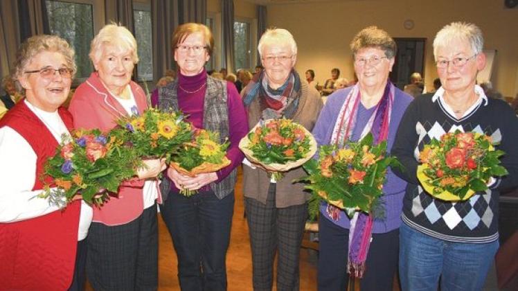 Dem Vorstand gehören jetzt Ilse Schiller, Edith Borgmann, Erika Teichmann (von links) und Waltraud Selent (rechts) an. Verabschiedet wurden Heinke Heesch und  Charlotte Rehder  (2. und 3. von rechts). Foto: Böge(2)