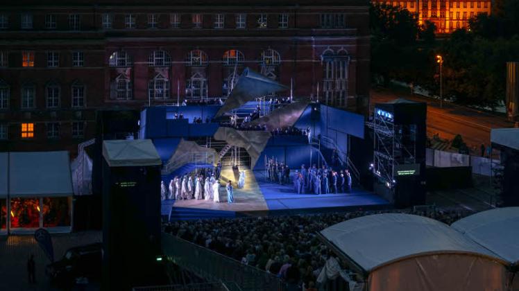 Besondere Kulisse: Verdis „Nabucco“ unter freiem Himmel auf dem Kieler Rathausmarkt.