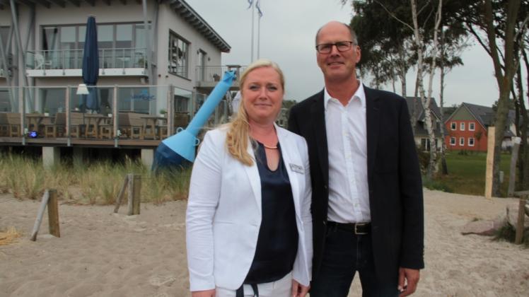 Das Konzept vom Strandresort kommt an: Die amtierende Hoteldirektorin Stefanie Dankert und Geschäftsführer Irmin Stintzing vor der Anlage, die vor allem durch Lage, Qualität und Service bei den Gästen punktet.  