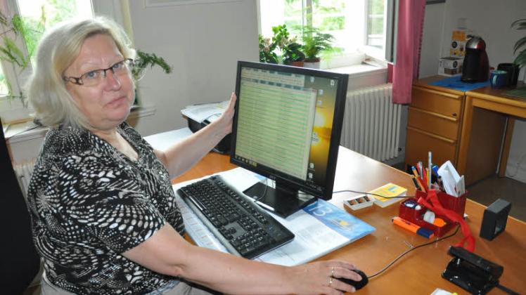 Petra Zühlsdorf-Böhm  hat alle Kurse im Blick. Ein neues Computerprogramm erleichtert die Arbeit der Volkshochschule enorm. Auf der Internetseite findet man alle Kurse.  