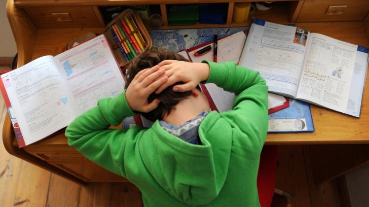 Der Kopf schmerzt: Viele Schüler sind regelmäßig so stark betroffen, dass sie Medikamente nehmen und nicht in die Schule gehen können.  