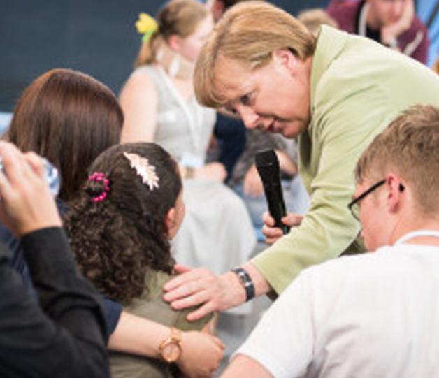 „Ach komm“: Bundeskanzlerin Angela Merkel streichelt die weinende Reem. „Ach komm“: Bundeskanzlerin Angela Merkel streichelt die weinende Reem.