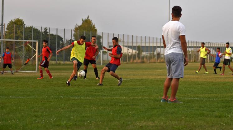 Flüchtlinge in Deutschland beim Fußballspielen. 
