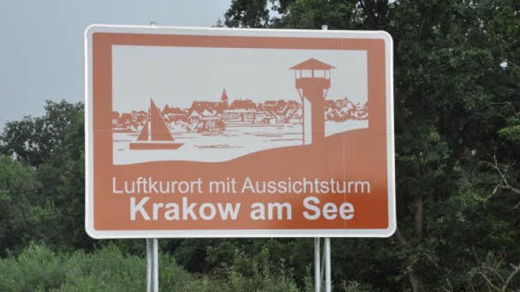 Tourismusziel Krakow am See: Seit dem 19. August weist dieses Schild an der Autobahn 19 auf den Luftkurort hin. Der Tourismusverein hofft damit, viele Autofahrer nach Krakow am See zu locken.