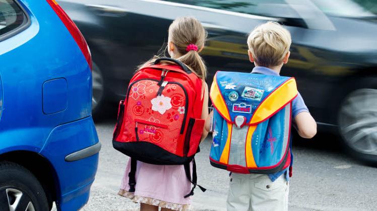 Aufgepasst: Ab kommenden Montag sind gut 1200 Erstklässler im Nordwestkreis auf dem Weg zur Schule. Autofahrer sollten sich besonders rücksichtsvoll gegenüber Schulkindern verhalten. 