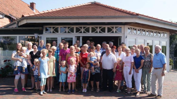 Erinnerungsfoto: Insgesamt 45 Familienmitglieder mit Bötel-Wurzeln nahmen am zweiten Treffen in Meckelmoor teil.