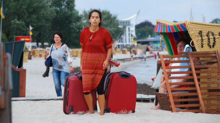 Schon einigermaßen erschöpft, aber innerlich gefasst und voller Energie zieht Sana Ghobbeh die schweren Koffer über den Strand. 