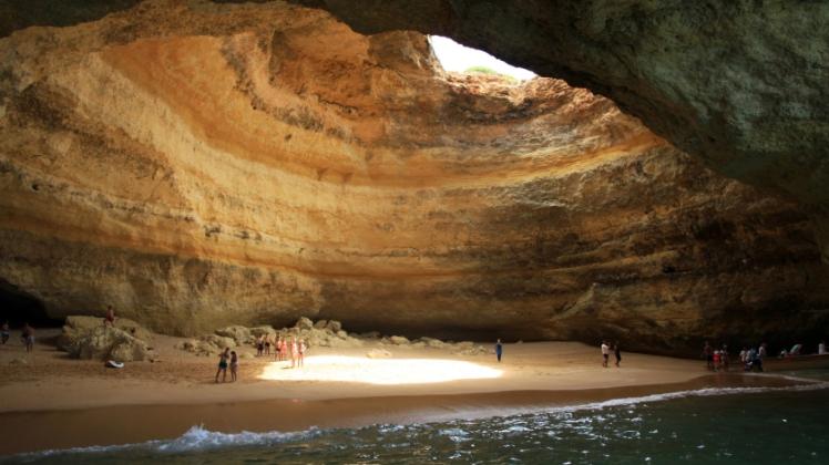 Wie eine Kathedrale: Am Praia de Benagil sinkt der Meeresspiegel bei Ebbe so stark, dass sich unter den Felsen ein riesiger Hohlraum bildet. Fotos: dpa