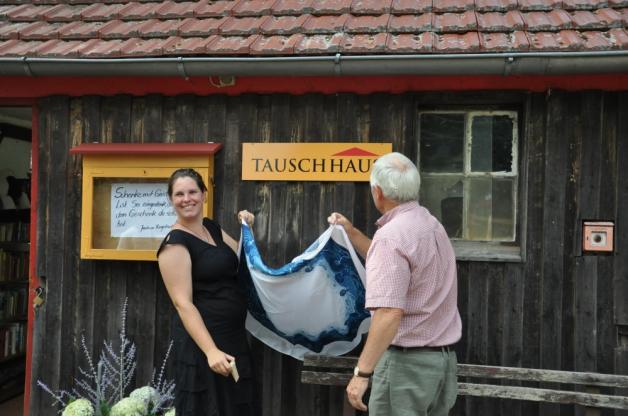 Vor zwei Jahren eröffnete das Tauschhaus von Wangelin, eine Idee, die bei der Robert-Bosch-Stiftung ankommt. Damals enthüllten Josefine Hemzal und der damalige Bürgermeister Paul Schulz offiziell das Schild.